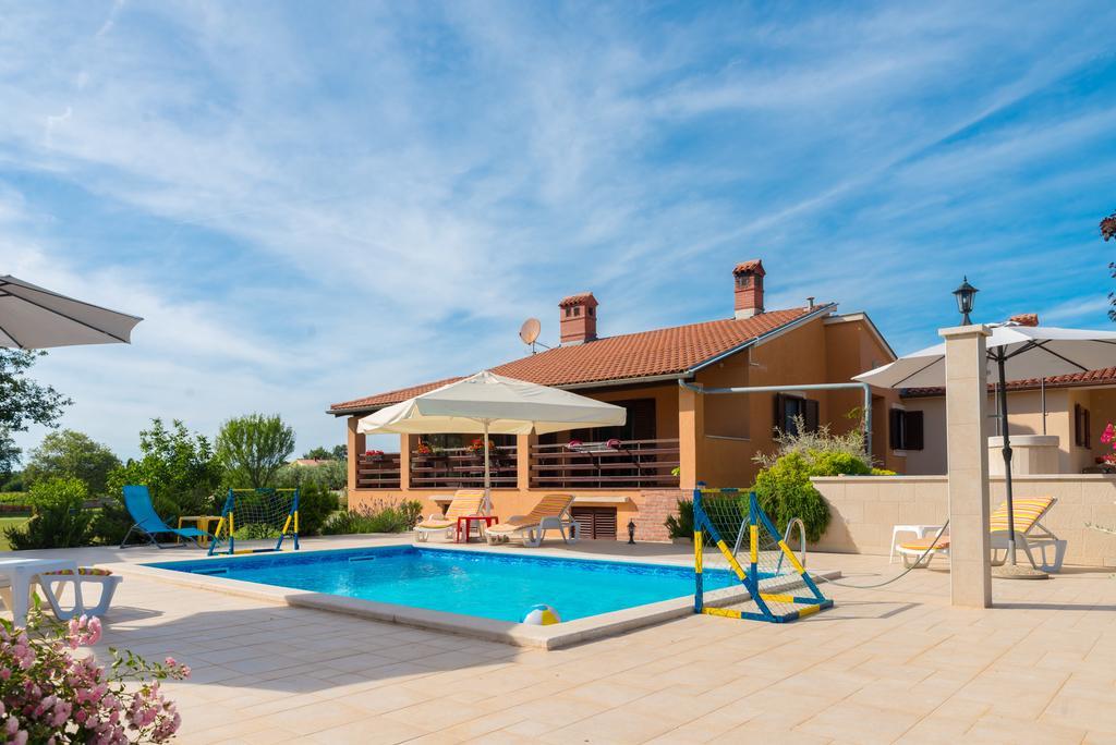 Hacienda Rosemary Villa Muntic ภายนอก รูปภาพ